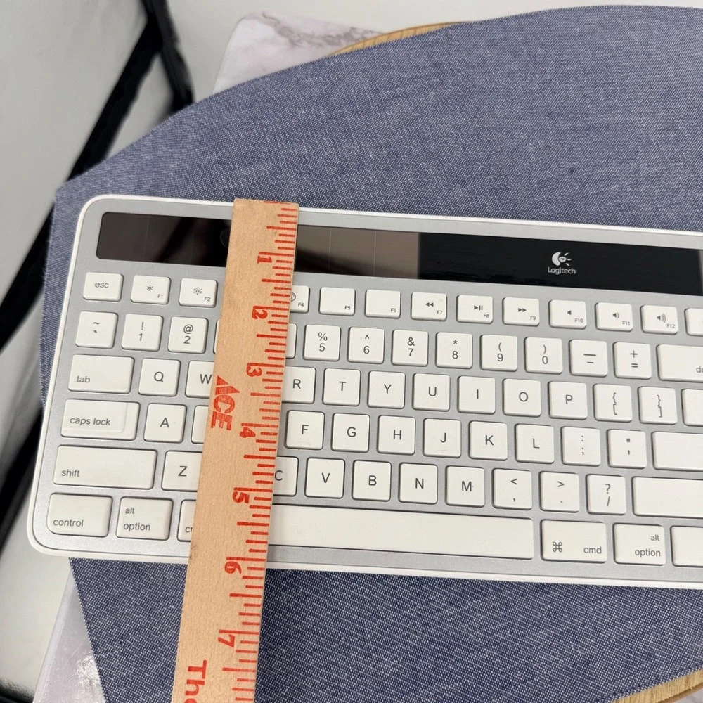 Logitech K750 Wireless Solar Keyboard Mac Silver White Y-R0016‎ Ultra Slim